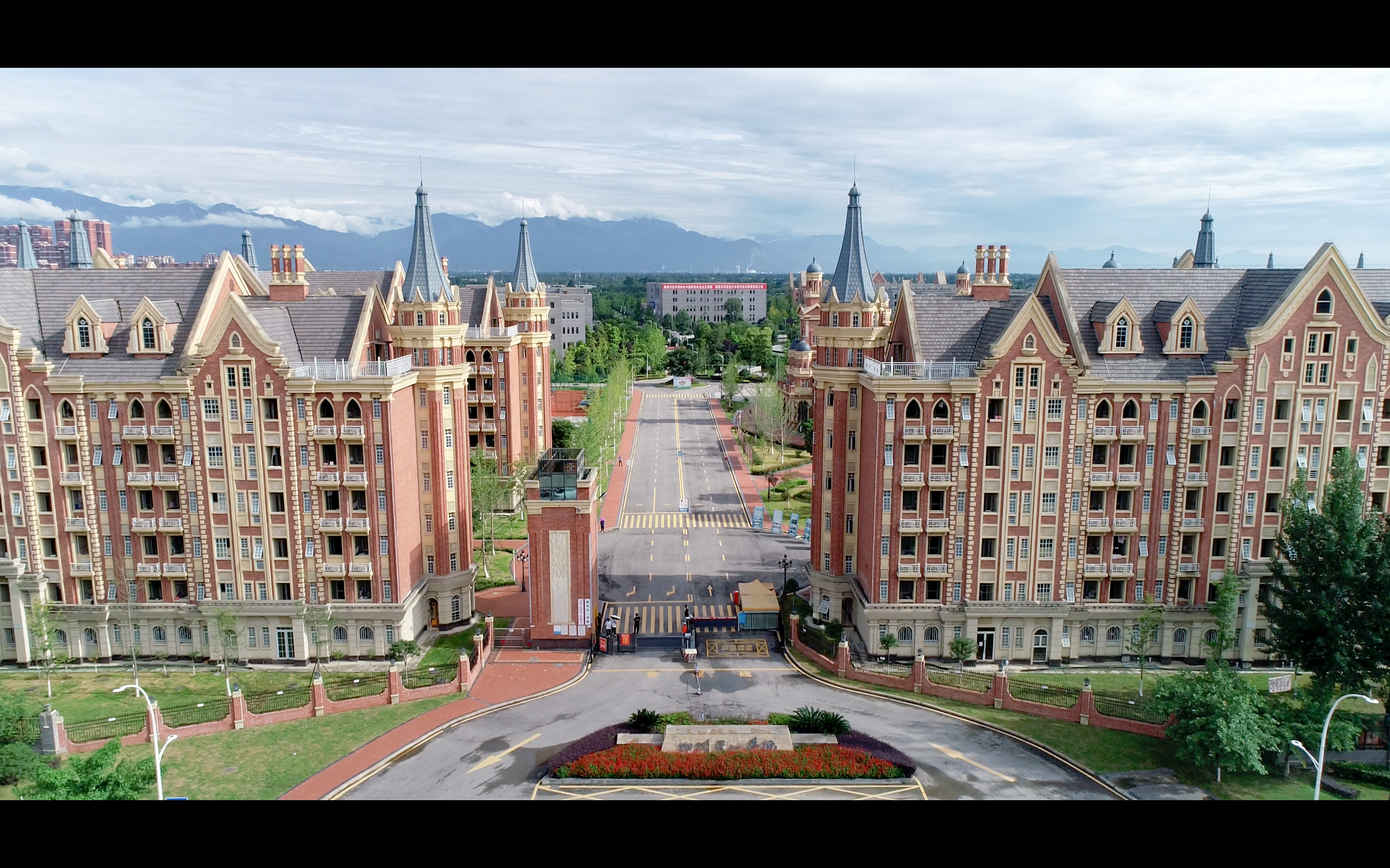 四川天一学院校园全景